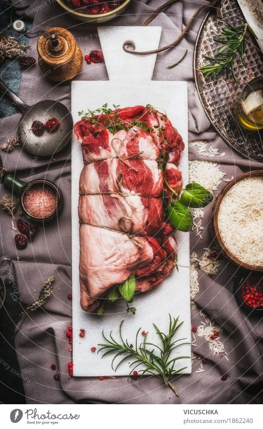 Lammschulterbraten gefüllt mit Kräutern und Gewürzen Lebensmittel Fleisch Kräuter & Gewürze Öl Ernährung Abendessen Büffet Brunch Festessen Bioprodukte Geschirr