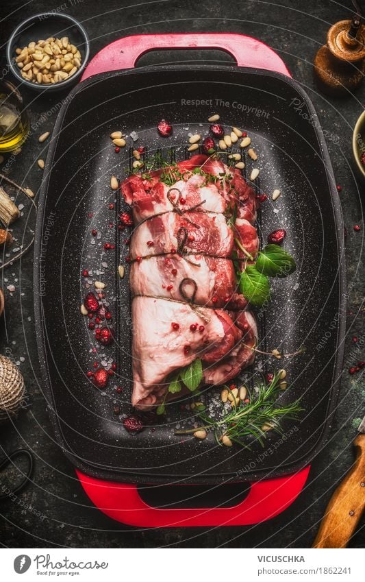 Lammschulterbraten mit Kräutern und Gewürzen Lebensmittel Fleisch Gemüse Kräuter & Gewürze Ernährung Mittagessen Abendessen Büffet Brunch Festessen Bioprodukte