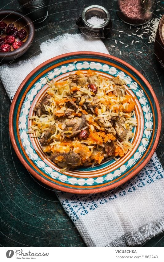 Reisgericht mit Fleisch und Gemüse, Pilaf Lebensmittel Getreide Ernährung Mittagessen Abendessen Büffet Brunch Geschirr Teller Stil Design Gesunde Ernährung