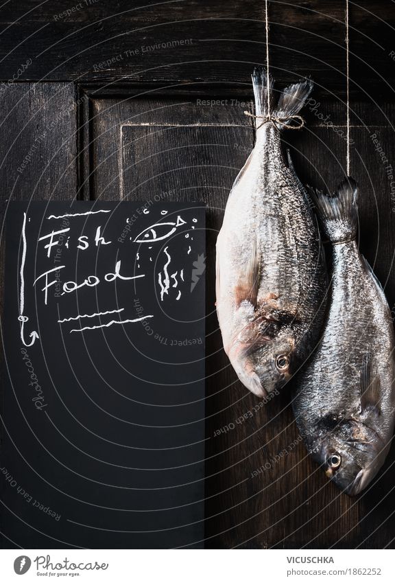 Zwei Dorado Fische hängen am Seil Lebensmittel Ernährung Vegetarische Ernährung Diät Stil Design Gesunde Ernährung Küche Restaurant Essen Essen zubereiten