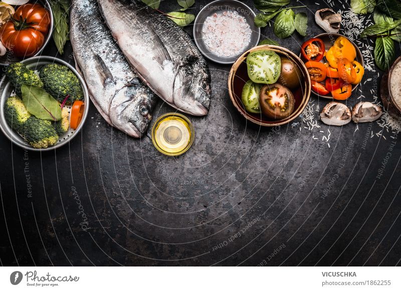 Gesundes Essen mit Dorado Fisch und Gemüse Lebensmittel Kräuter & Gewürze Öl Ernährung Mittagessen Abendessen Festessen Bioprodukte Vegetarische Ernährung Diät