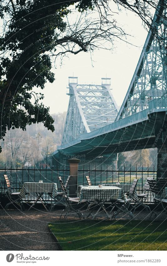 blaues wunder Stadt Hauptstadt Verkehrswege alt Brücke Café Restaurant Biergarten Aussicht Stahlbrücke Elbe Dresden Tisch Straße Sehenswürdigkeit Farbfoto