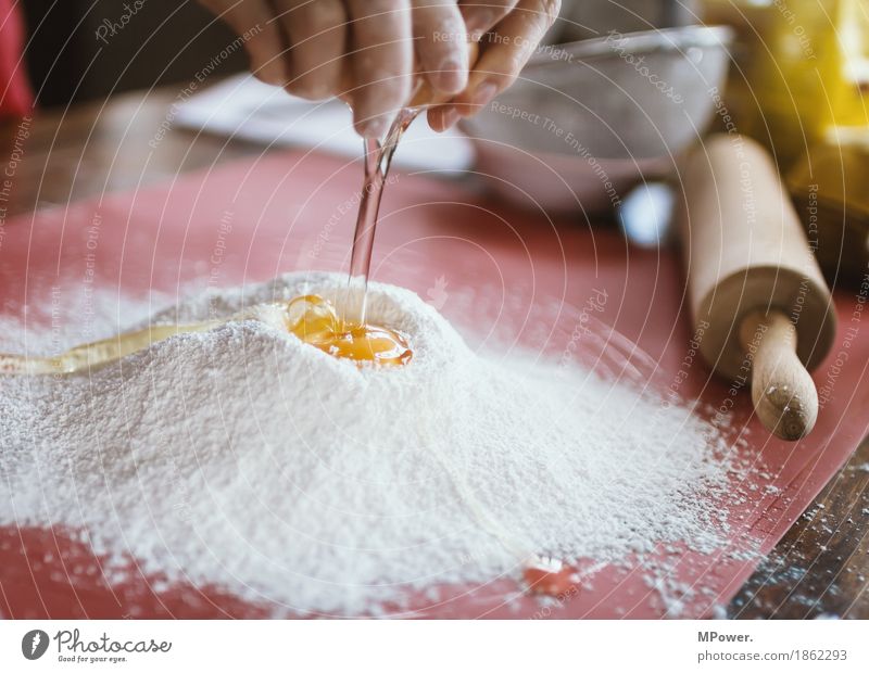 mehl & ei Lebensmittel Süßwaren Ernährung Arbeit & Erwerbstätigkeit backen Mehl Ei Bäcker Handarbeit Nudelholz Eigelb Farbfoto Innenaufnahme Nahaufnahme