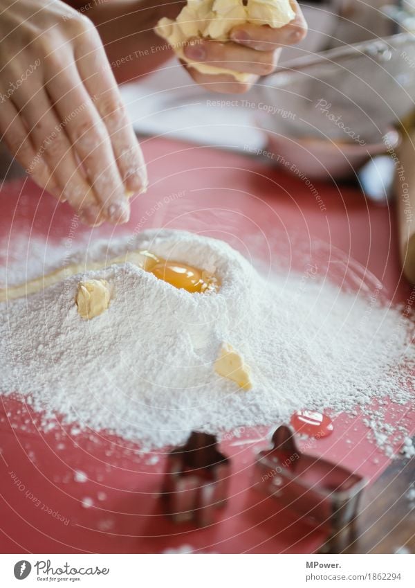 mehl & ei & butter Lebensmittel Ernährung Arbeit & Erwerbstätigkeit backen Ei Mehl Eigelb Bäcker Hand Handarbeit Butter Teigwaren Ausstechform Weihnachtsgebäck