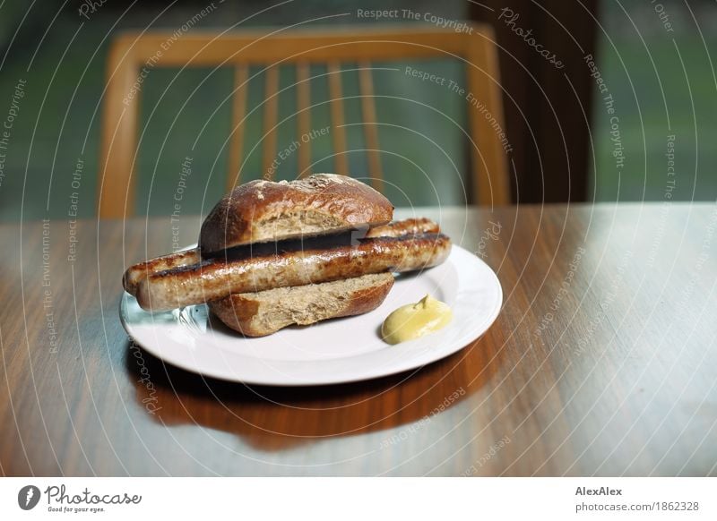 Portrait von einem Bratwurstbrötchen Lebensmittel Fleisch Wurstwaren Teigwaren Backwaren Brötchen Senf Würstchen lecker Mittagessen Abendessen Fingerfood