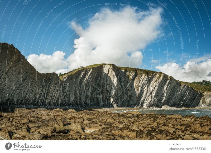 Plissee Natur Landschaft Himmel Wolken Sommer Schönes Wetter Hügel Felsen Wellen Küste Strand Meer blau braun weiß Flysch gefaltet Farbfoto Außenaufnahme