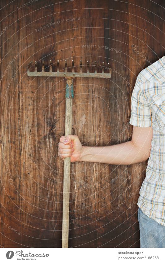 Rake Mann Rechen Harke Beteiligung Griffe Hand Werkzeug Garten Gartenarbeit Wand Sommer unkenntlich alt abgenutzt greifen Rost Objektfotografie