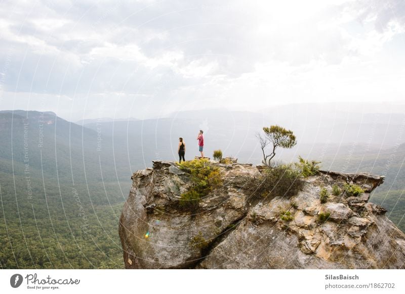 In den blauen Bergen wandern Lifestyle Freude Ferien & Urlaub & Reisen Ausflug Abenteuer Ferne Freiheit Expedition Berge u. Gebirge Klettern Bergsteigen Joggen