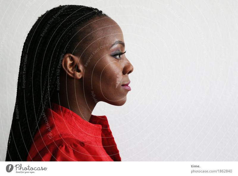 . feminin Frau Erwachsene 1 Mensch Kleid schwarzhaarig langhaarig Afro-Look beobachten Lächeln Blick Freundlichkeit schön rot Zufriedenheit Lebensfreude