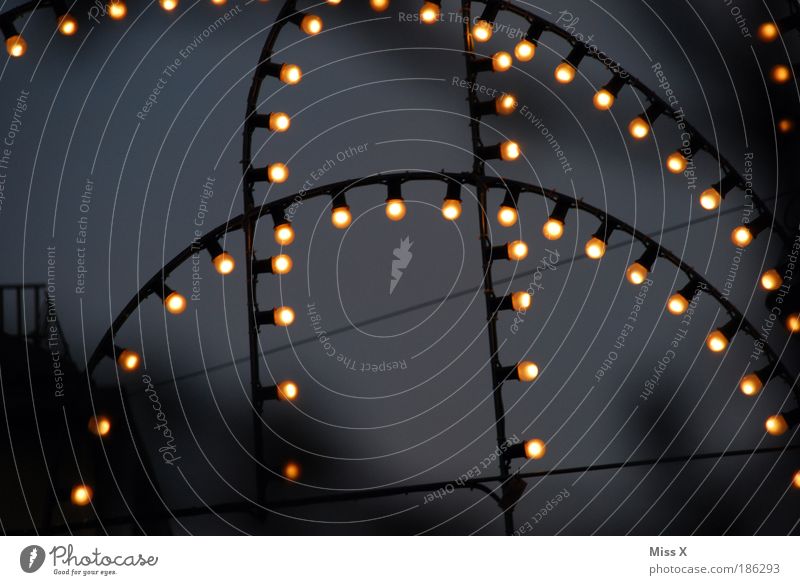 Lichtlein Nachtleben Feste & Feiern Jahrmarkt Fassade hängen leuchten dunkel glänzend Energie Stimmung Lichterkette Elektrizität Stromverbrauch Glühbirne