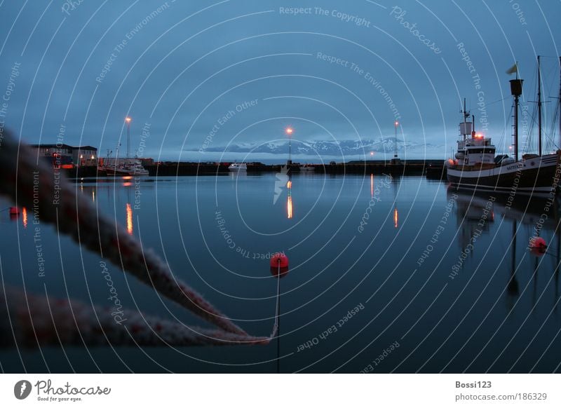 Island01 Landschaft Wasser Himmel Wolken Horizont Berge u. Gebirge Schneebedeckte Gipfel Küste Fischerdorf Hafenstadt Schifffahrt Bootsfahrt Fischerboot blau