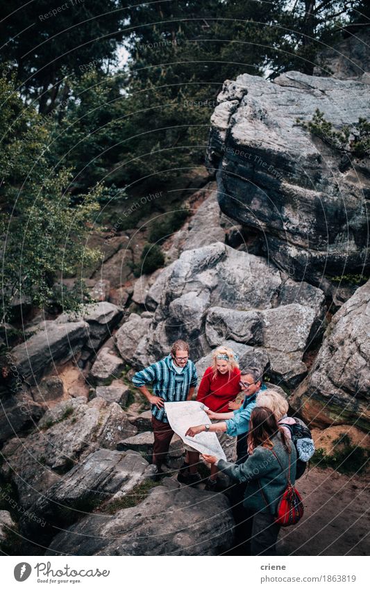 Gruppe Wanderer, die in der Karte schauen Lifestyle Freude sportlich Leben Erholung Freizeit & Hobby Ferien & Urlaub & Reisen Tourismus Ausflug Abenteuer