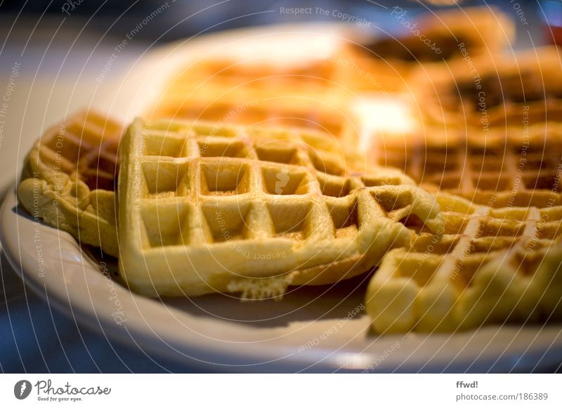 Waffeltag Lebensmittel Teigwaren Backwaren Süßwaren Ernährung Frühstück Kaffeetrinken Teller Schalen & Schüsseln Duft lecker süß braun Gastfreundschaft