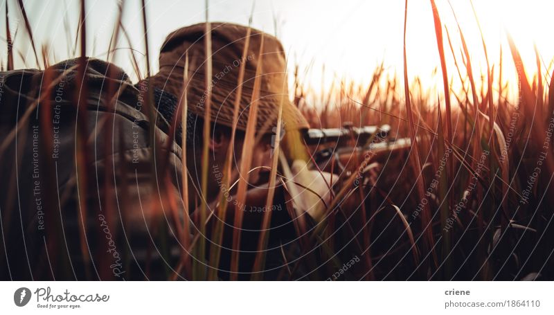 Jäger mit dem Gewehr, das in langes Gras legt Fleisch Lifestyle Freizeit & Hobby Spielen Jagd Sport Mensch maskulin Mann Erwachsene 1 Natur Tier wild