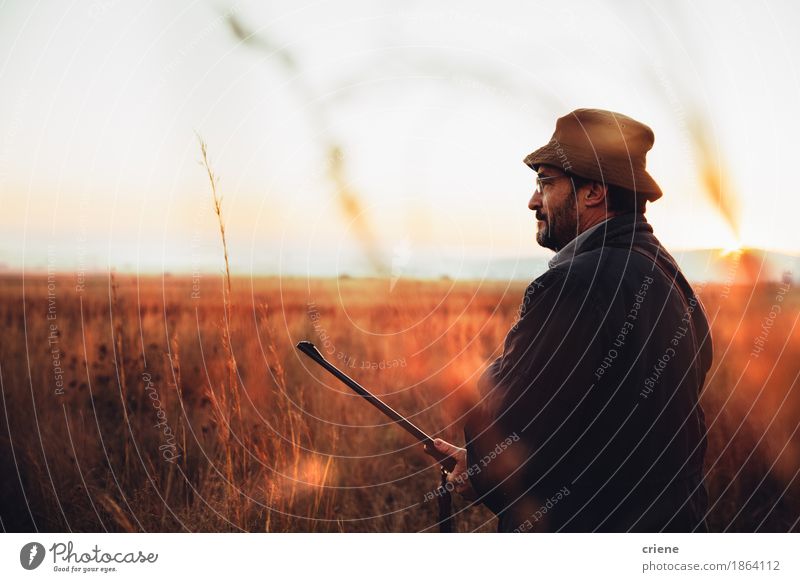 Jäger, der über Jagdreise lächelnd und zufrieden gestellt ist Fleisch Lifestyle Freude Glück Freizeit & Hobby Spielen Ausflug Safari Sport maskulin Mann