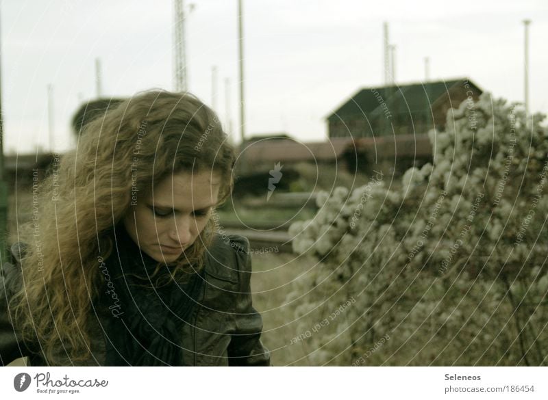 Gedanken verloren Haare & Frisuren Gesicht feminin Junge Frau Jugendliche Kopf Natur Landschaft Pflanze Sträucher Bahnhof Jacke Leder Schal langhaarig Locken