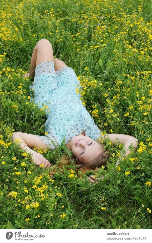 junge Frau liegt kopfüber auf Blumenwiese Lifestyle Freude Zufriedenheit Erholung Freizeit & Hobby Mensch feminin Mädchen Junge Frau Jugendliche Erwachsene 1