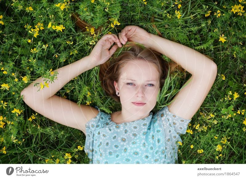 junge Frau liegt auf Blumenwiese Lifestyle Wohlgefühl Zufriedenheit Erholung Freizeit & Hobby Sommer Mensch feminin Junge Frau Jugendliche Erwachsene 1