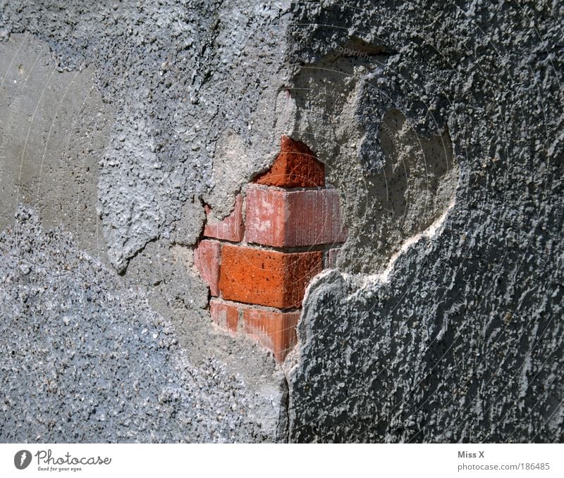 Hinter der Fassade Häusliches Leben Haus Hausbau Renovieren Bauwerk Mauer Wand alt eckig hässlich trist Verfall Vergänglichkeit Ruine Reparatur Stein Putz