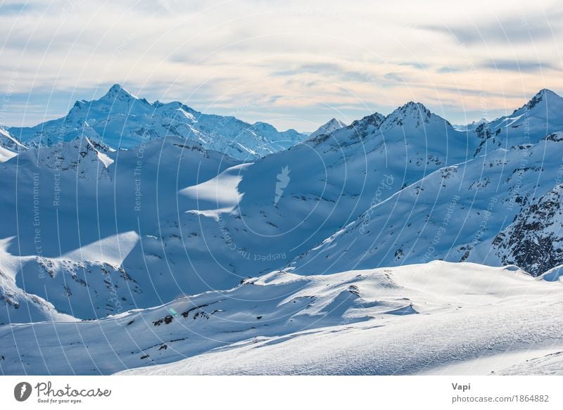 Blaue Berge Snowy in den Wolken bei Sonnenuntergang Ferien & Urlaub & Reisen Tourismus Abenteuer Winter Schnee Winterurlaub Berge u. Gebirge Klettern