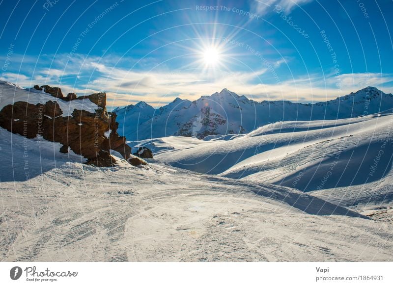 Blaue Berge Snowy in den Wolken bei Sonnenuntergang Ferien & Urlaub & Reisen Tourismus Abenteuer Winter Schnee Winterurlaub Berge u. Gebirge Sport Klettern