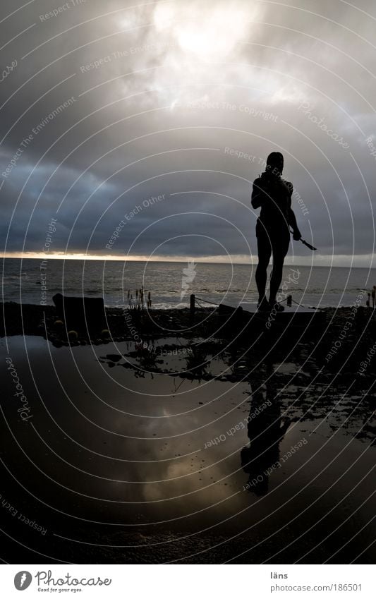 da steh ich nun Kunstwerk Skulptur Umwelt Erde Wasser Himmel Wolken Wetter schlechtes Wetter Küste Strand bedrohlich dunkel standhaft Endzeitstimmung