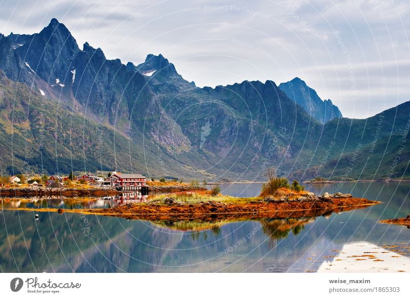 Norwegen Insel im Fjord. Bewölkter nordischer Tag Erholung Ferien & Urlaub & Reisen Tourismus Ausflug Ferne Expedition Camping Sommer Strand Meer Schnee