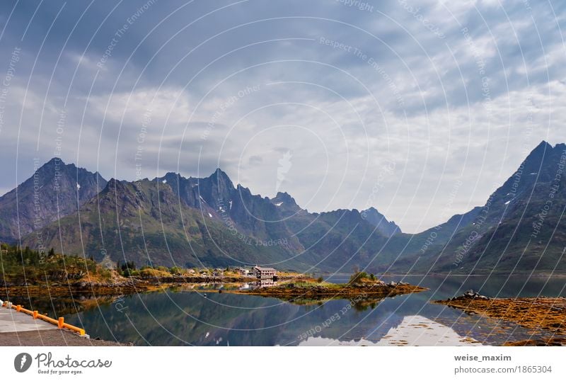 Norwegen Insel im Fjord. Bewölkter nordischer Tag. Erholung Ferien & Urlaub & Reisen Tourismus Freiheit Camping Sommer Strand Meer Schnee Berge u. Gebirge Haus