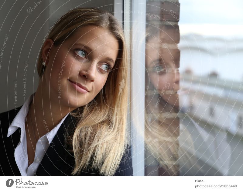 . Raum feminin 1 Mensch Mauer Wand Fenster Hemd Jacke Schmuck Ohrringe blond langhaarig beobachten Erholung Lächeln Blick schön Zufriedenheit Lebensfreude