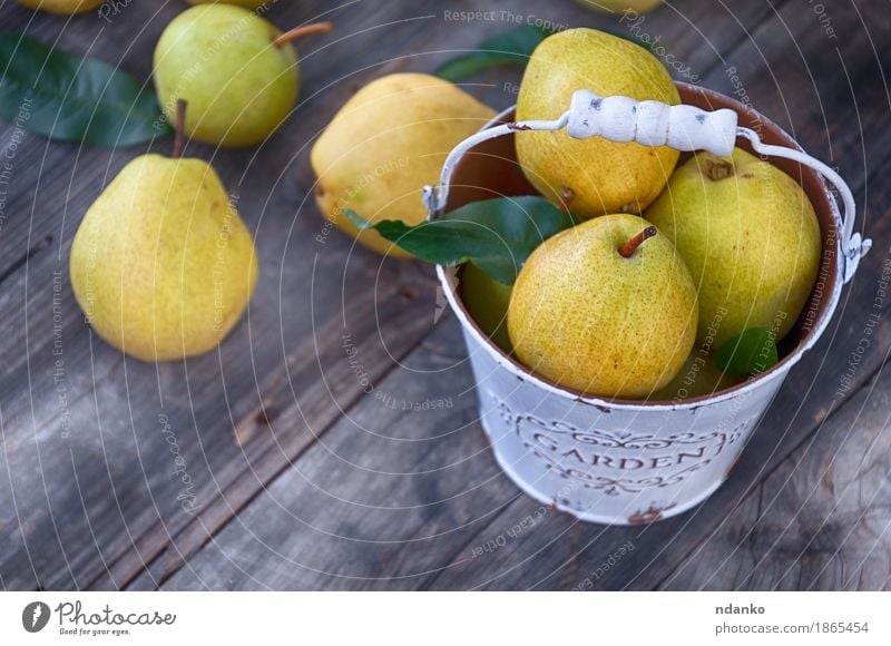 Reife Birnen in einem Metalleimerweiß Frucht Dessert Ernährung Vegetarische Ernährung Diät Sommer Tisch Natur Herbst Holz alt frisch lecker natürlich retro gelb