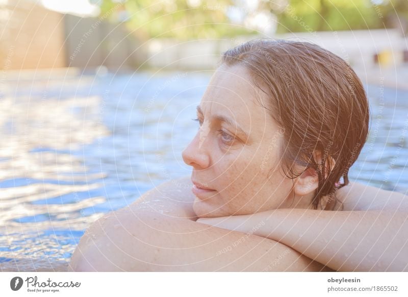 im Schwimmbad Lifestyle Mensch Frau Erwachsene Haare & Frisuren Gesicht Auge Arme 1 30-45 Jahre Künstler Angst Todesangst Höhenangst Flugangst Abenteuer Stil