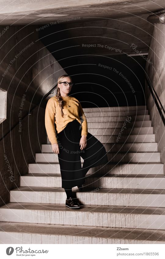 Up or Down? feminin Junge Frau Jugendliche 1 Mensch 18-30 Jahre Erwachsene Architektur Mode Pullover Brille blond Zopf stehen Coolness einfach modern gelb grau