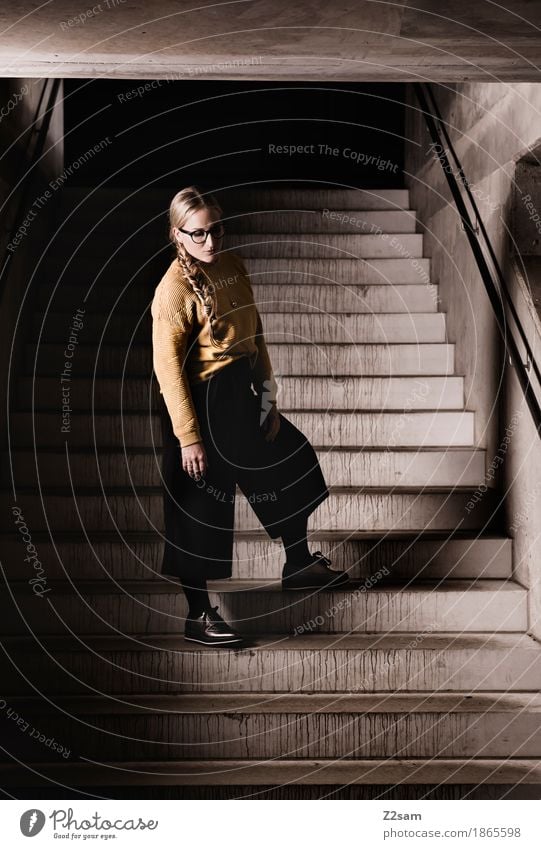 STAIRWAY TO NOTHINGNESS feminin Junge Frau Jugendliche 1 Mensch 18-30 Jahre Erwachsene Architektur Mode Pullover Brille blond Zopf stehen Coolness dunkel