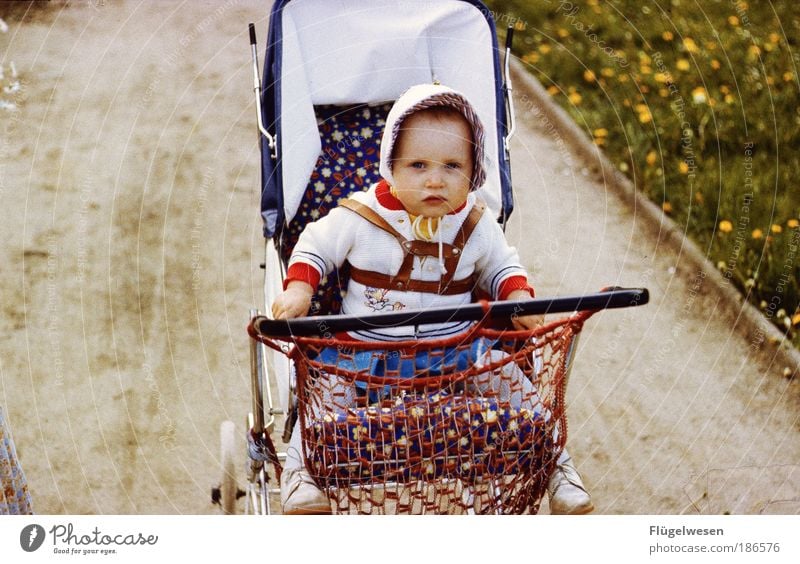 Kinderwagenrennen Lifestyle Freizeit & Hobby Spielen Kindererziehung Kleinkind Mädchen 1 Mensch alt Lebensfreude Vorfreude Freude Kindheit Baby fahren schieben