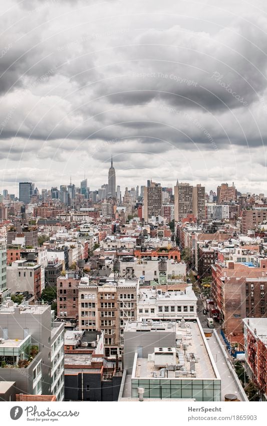 Canal St looking uptown Wolken Gewitterwolken schlechtes Wetter New York City Manhattan Stadt Stadtzentrum Skyline Haus Hochhaus Architektur ästhetisch