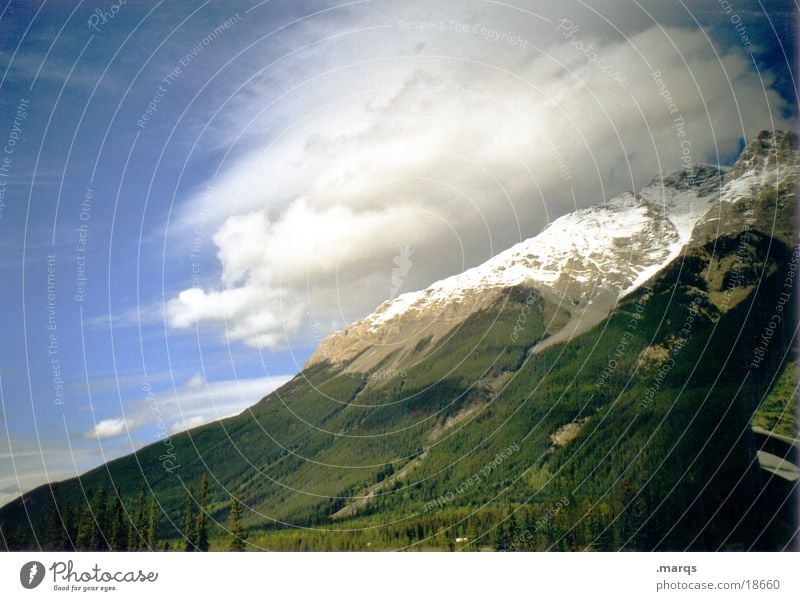 Bedeckt Kanada Wald Baum Gipfel Wolken Schleier Berge u. Gebirge Schnee Kuppe Himmel Rocky Mountains marqs