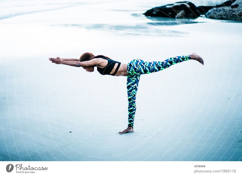 Schöne junge afrikanische Frauen, die Yoga auf Strand üben Lifestyle Körper Gesundheit Wellness Leben harmonisch Wohlgefühl Erholung ruhig Meditation