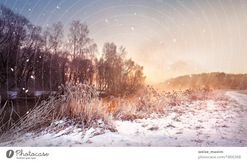 Nebelhafte Dämmerung des Winters auf dem Fluss. Schneeflocken, Schneefall. Ferien & Urlaub & Reisen Tourismus Ausflug Abenteuer Ferne Freiheit Winterurlaub