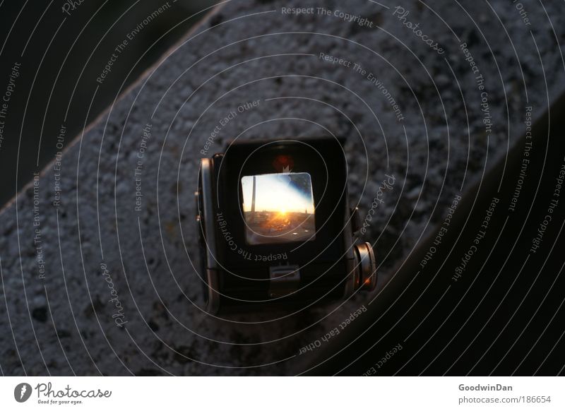 Abschied nehmen durch 2 Linsen Sammlerstück Mauer Beton Kunststoff außergewöhnlich eckig kalt grau Stimmung Farbfoto Außenaufnahme Menschenleer Dämmerung