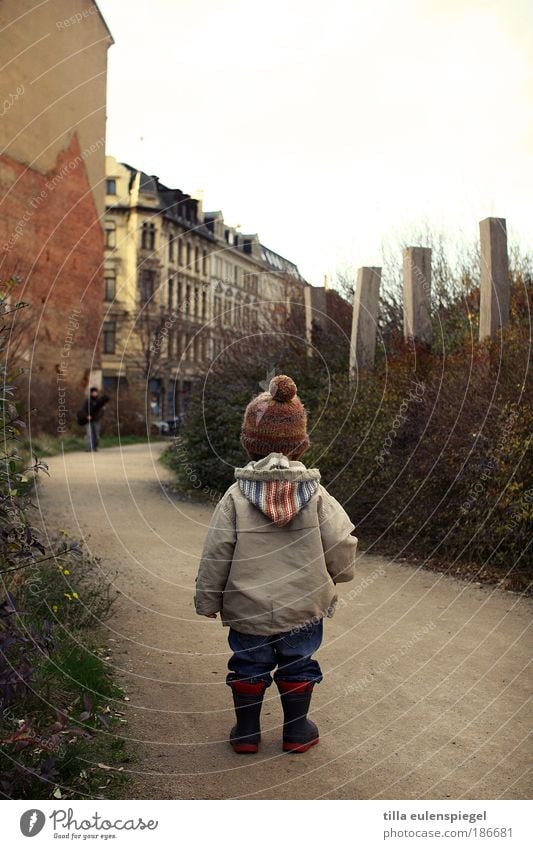 klein Spielen maskulin Kleinkind Kindheit 1 Mensch Herbst schlechtes Wetter Haus Jacke Gummistiefel Mütze beobachten entdecken Blick stehen warten Erwartung