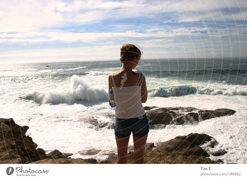 Mädchen am Meer Mensch feminin Junge Frau Jugendliche Erwachsene 1 18-30 Jahre Natur Landschaft Wellen Küste Seeufer Bucht Hemd Hose Jeanshose träumen