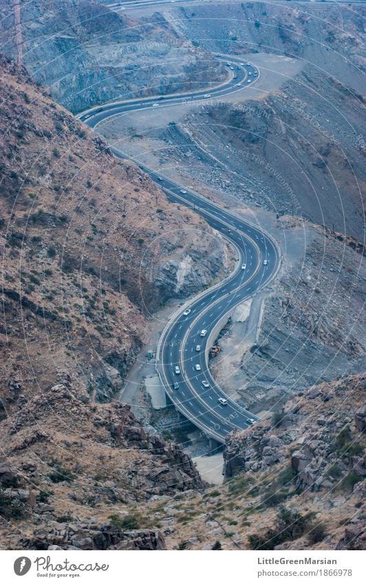 Zurückschalten Berge u. Gebirge Saudi-Arabien Verkehr Verkehrswege Straßenverkehr Autobahn Fahrzeug PKW Höhenangst Fortschritt Serpentine Rückfahrt Felsen