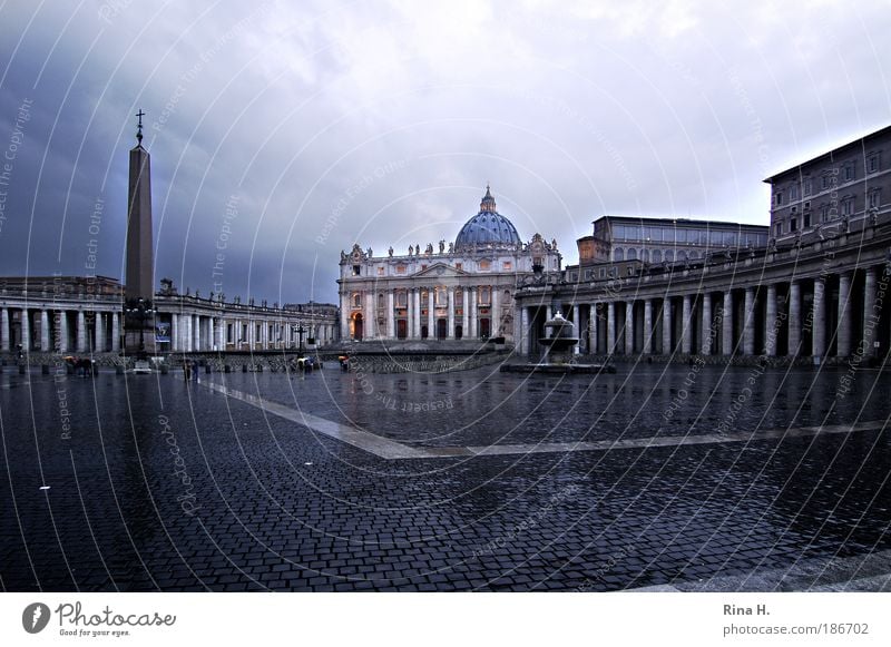 Sankt Peter im Regen Ferien & Urlaub & Reisen Sightseeing Städtereise Kunstwerk Rom Italien Kirche Dom Platz Bauwerk Basilika Sehenswürdigkeit Petersdom dunkel