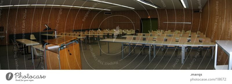 Hörsaal Studium Bildung Wachsamkeit Stuhl Tisch Projektor Panorama (Aussicht) Student lesen Printmedien Essay Präsentation Lehrer Hochschullehrer Stress Rede