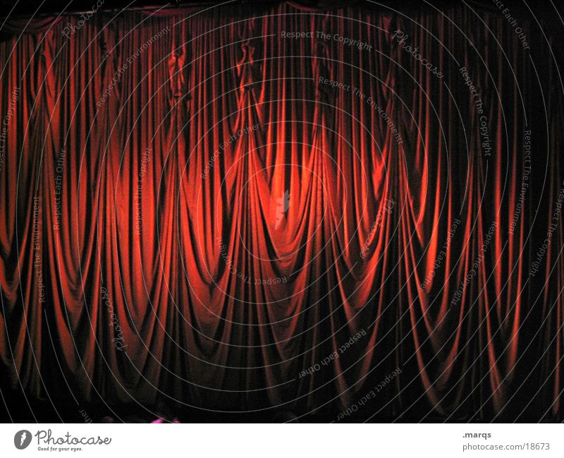 Vorhang auf, die zweite Kino rot schwarz Publikum Kinosaal Kinosessel Saal dunkel weiß Bühne Konzert Show Besucher Eingang Vorschau Aktion Thriller Treffpunkt