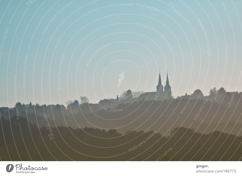 Marialinden im Morgennebel Landschaft Himmel Wolkenloser Himmel Nebel Baum Sträucher Wald Hügel Bergisches Land Dorf Skyline Kirche Bauwerk alt Ferne historisch