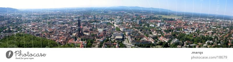 Freiburg im Panorama Schlossberg Sommer Wohngebiet bevölkert Stadtteil Deutschland Vogelperspektive Weitwinkel Europa Panorama (Aussicht) Münster Altstadt