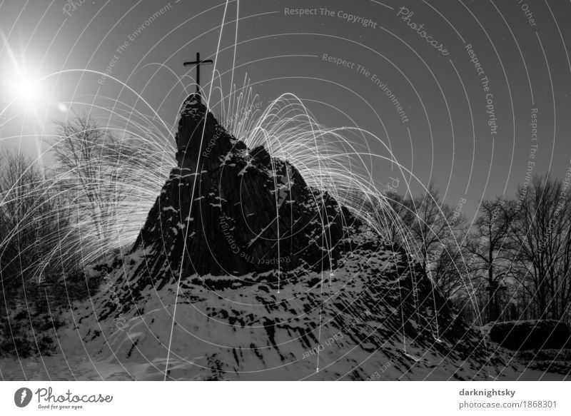 Druidenstein Feuer Umwelt Natur Urelemente Luft Nachthimmel Mond Vollmond Winter Eis Frost Schnee Wärme Felsen Berge u. Gebirge Gipfel Schneebedeckte Gipfel