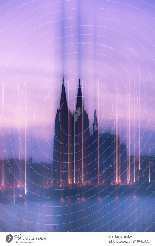 Kölner Dom bei Dämmerung, Langzeitbelichtung mit Effekt aus der Bewegung heraus Rhein Mitte Deutschland Nordrhein-Westfalen Stadt Stadtzentrum Altstadt Skyline