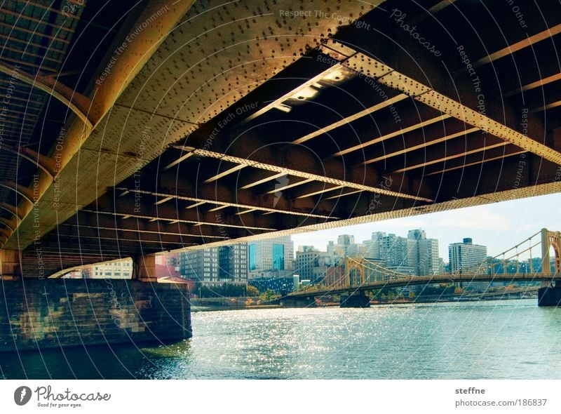 under the bridge Flussufer Pittsburgh USA Hafenstadt Stadtzentrum Skyline Brücke Stahl Einsamkeit Farbfoto Außenaufnahme